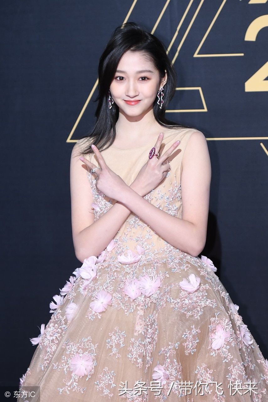 关晓彤173cm，体重45kg，在哪里都能感受到一双大长腿