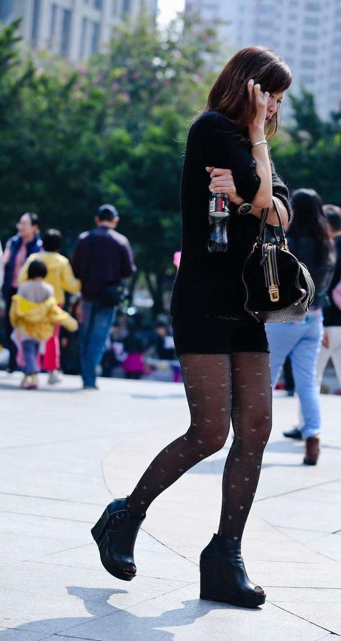 街拍:一斑点黑丝紧身裙美女，丰腴的身姿夺人眼球