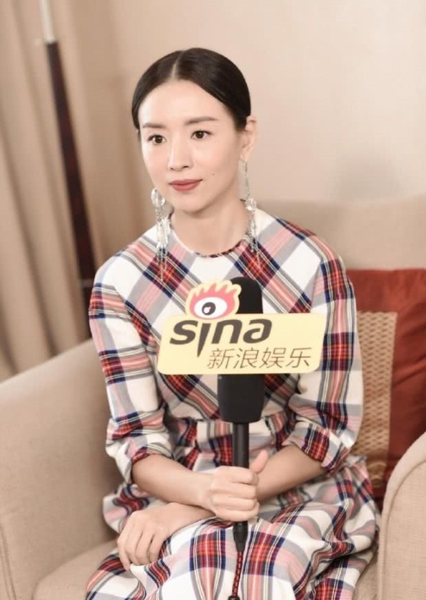 “冷清秋”已经成为了过去式，董洁现身活动，网友：把背挺起来！