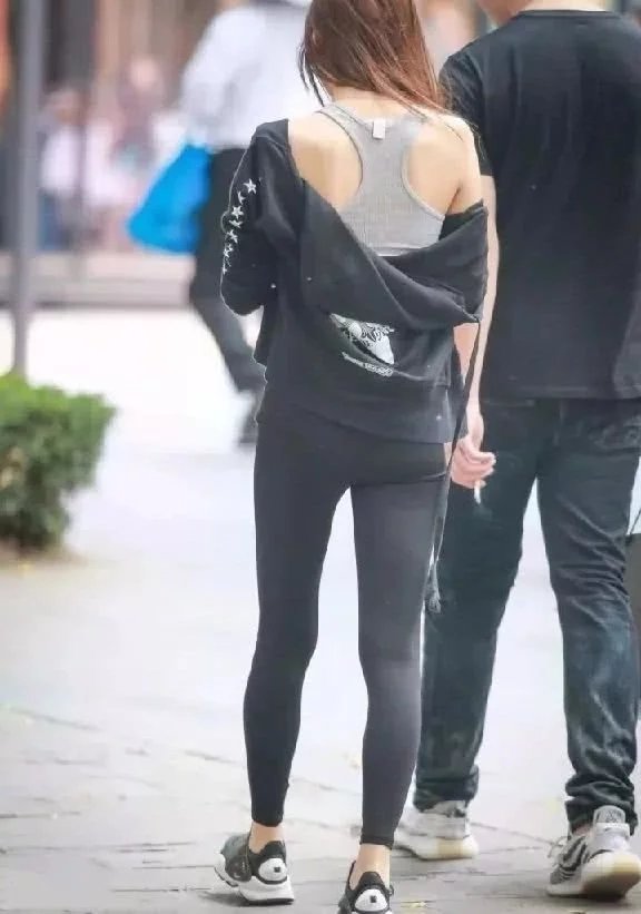 漂亮气质小姐姐，时尚穿搭紧身运动装彰显曼妙迷人身姿，复古黑框