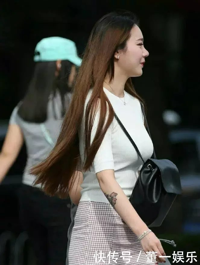 丰腴小姐姐格子小短裙包裹浑圆翘臀，走路时候露出白皙的大腿