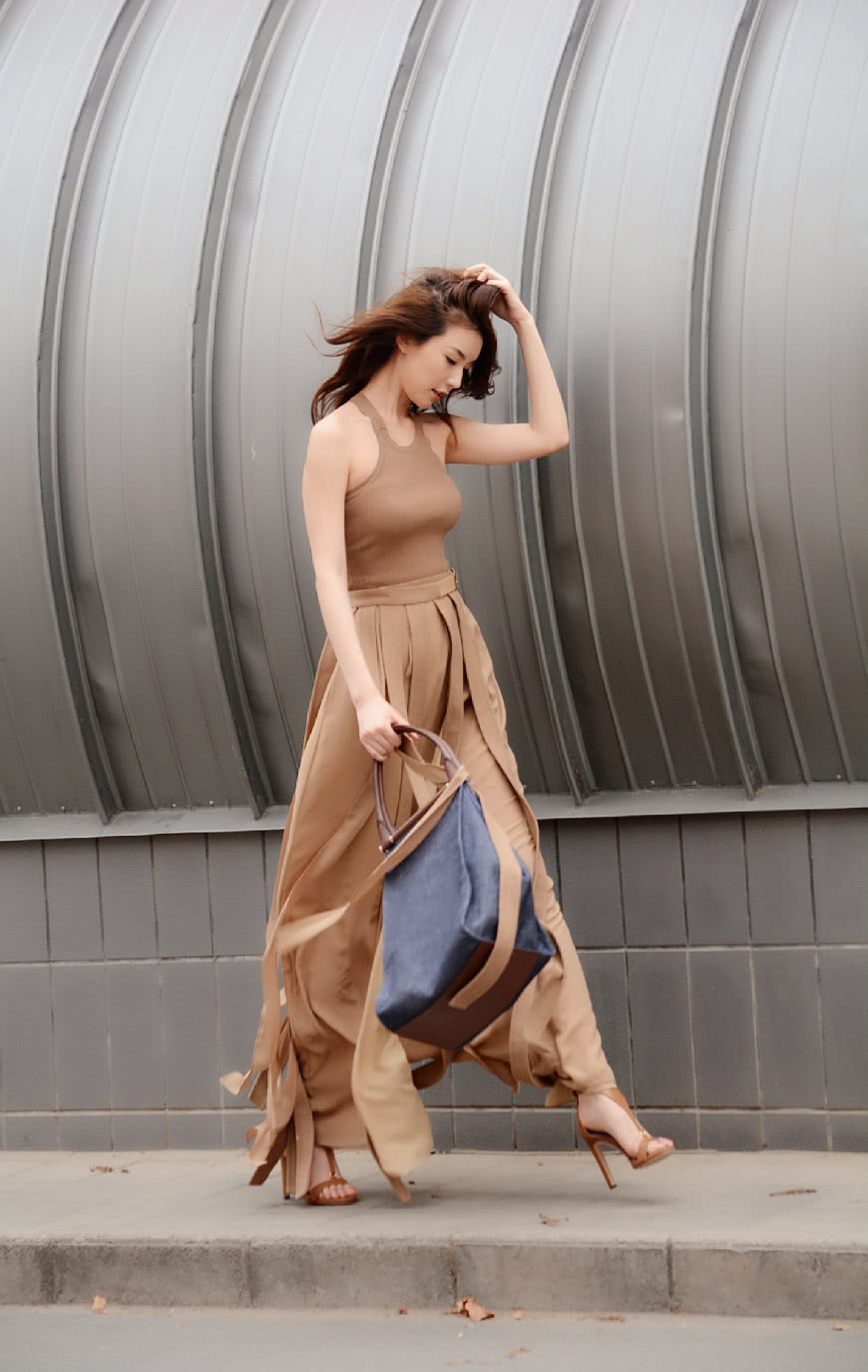 北京街拍：在798艺术街遇到一位漂亮的模特小姐姐，你想看吗？