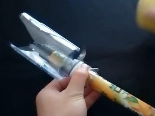  [阳台]扫把套上一个塑料瓶，放在阳台上实用又方便，家家户户都喜欢