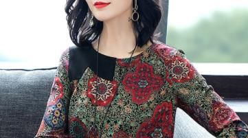 若你年逾50，打扮得年轻点，入秋这裙子不能少，上身美得不得了