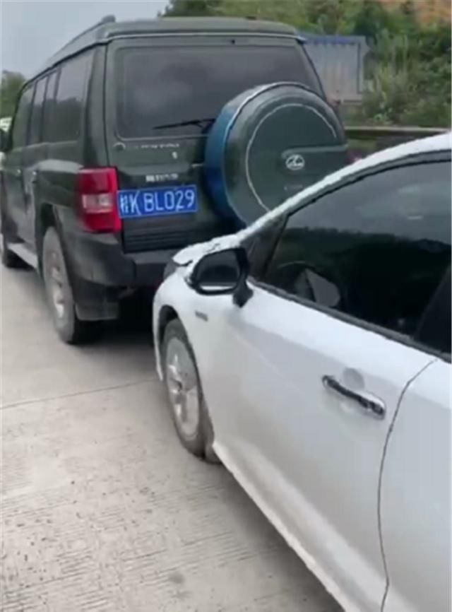 【未弹】14万马自达3发生追尾,引擎盖变形,但气囊未弹出,可见其质量