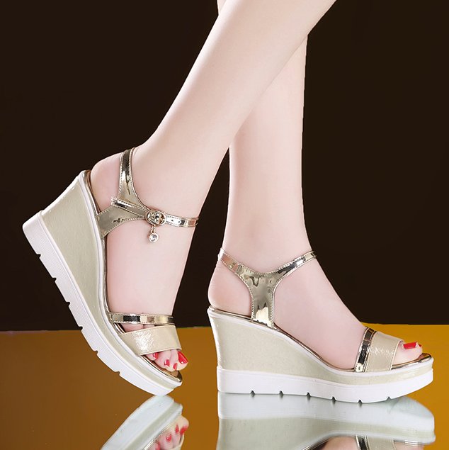 别穿累脚的细高跟鞋了,小心又卡井盖上,这样的坡跟鞋显高更舒适