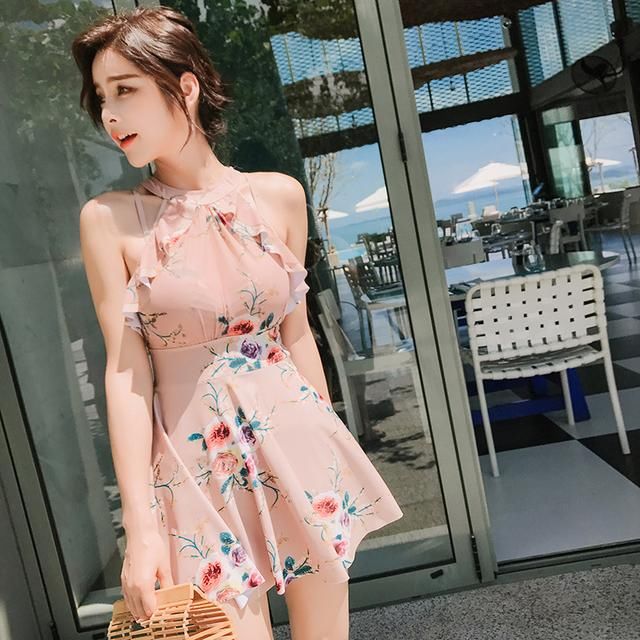 海边穿比基尼太露，中国女人应该穿连体泳衣，性感不漏肉，真美腻