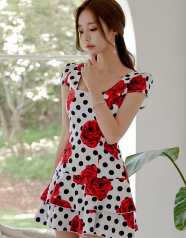 孙允珠，红玫瑰黑点性感连衣裙，网友：我最喜欢她的小蛮腰！