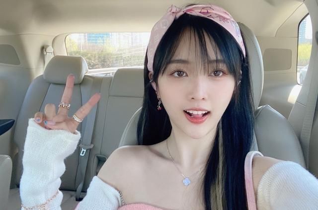  『少女』她与肖战主演《斗罗大陆》，今穿露肩毛衣配粉红发箍，娇嫩甜美