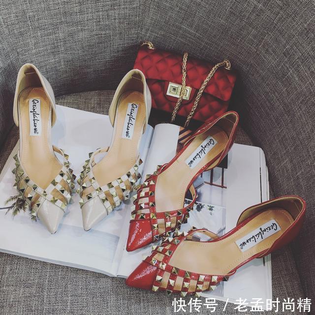  漂亮■漂亮女人要懂得拒绝平庸，今年流行铆钉凉鞋，分分钟“扎”你心