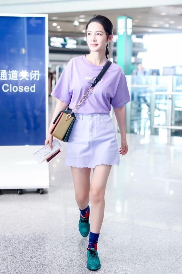 李沁衣品向来不错，紫色T恤配短裙嫩到飞起，脚下的鞋却一言难尽