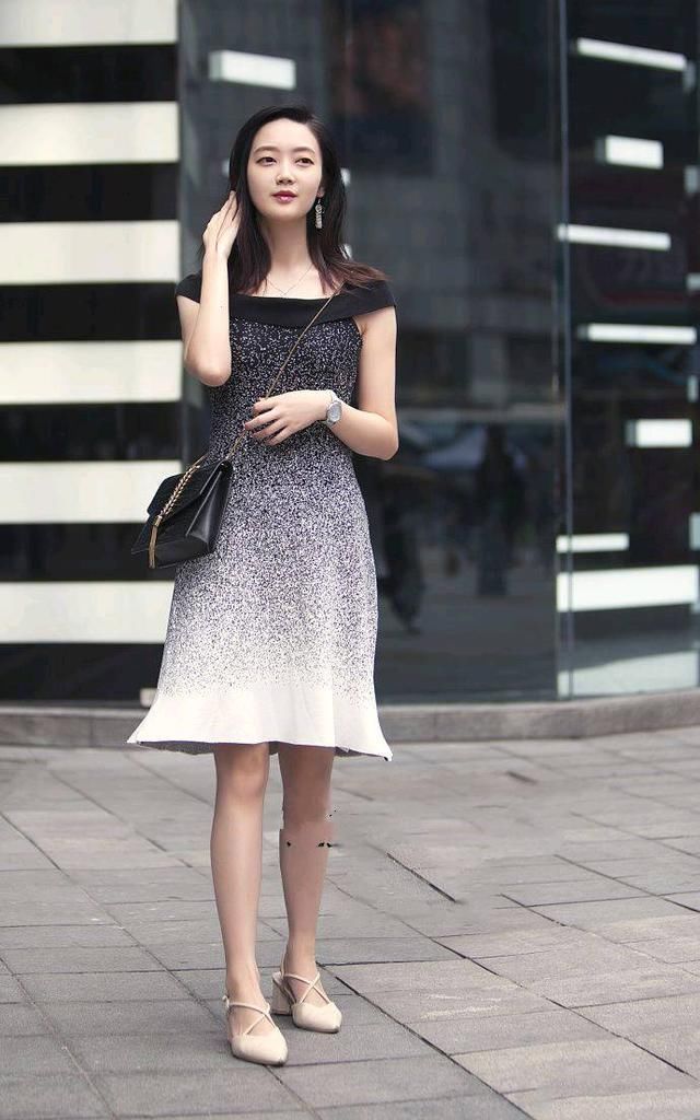 街拍美女:高贵秀丽清凉打扮，感觉恋爱了!