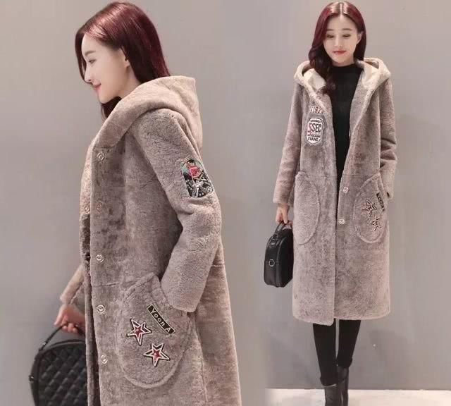  #中年#建议中年女人，过年羊羔毛外套 半身裙，搭短靴，吸睛优雅又减龄