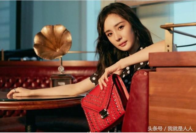 杨幂身穿波点裙坐在沙发上凹造型 蛮腰细腿实力吸睛