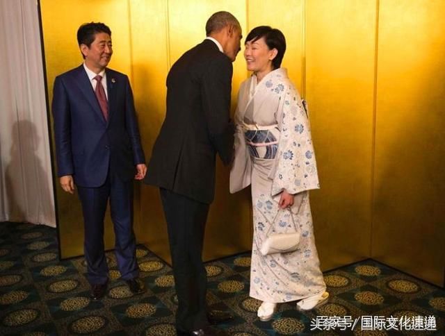 各国第一夫人穿传统服装：梅拉尼娅穿旗袍秀中国美，英拉泰国风情