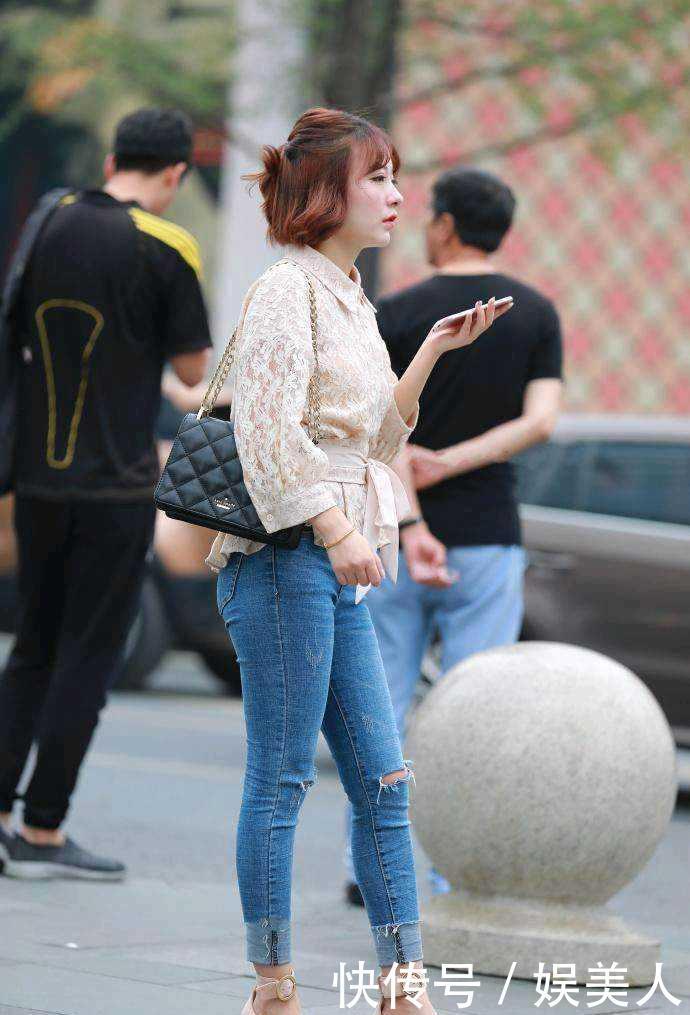  『当仁不让』街拍美女：回眸一笑，小家碧玉，大家闺秀，引领时尚，当仁不让！