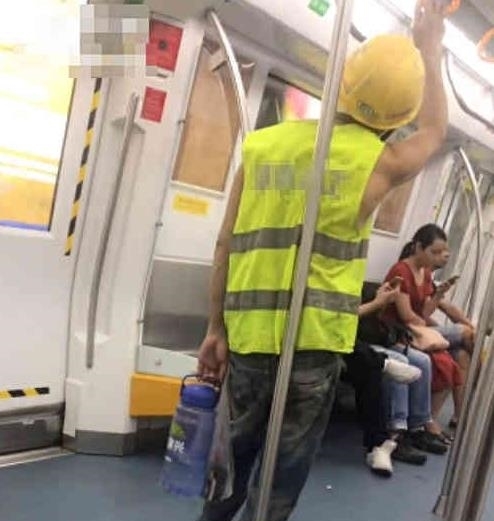 抖音的地铁一农民工火了, 一个姿势引发无数网友的点赞!