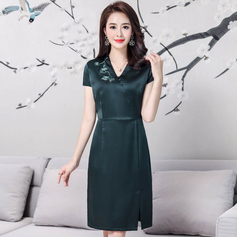 裙子季季换，今秋换什么，真丝连衣裙让你美出新高度