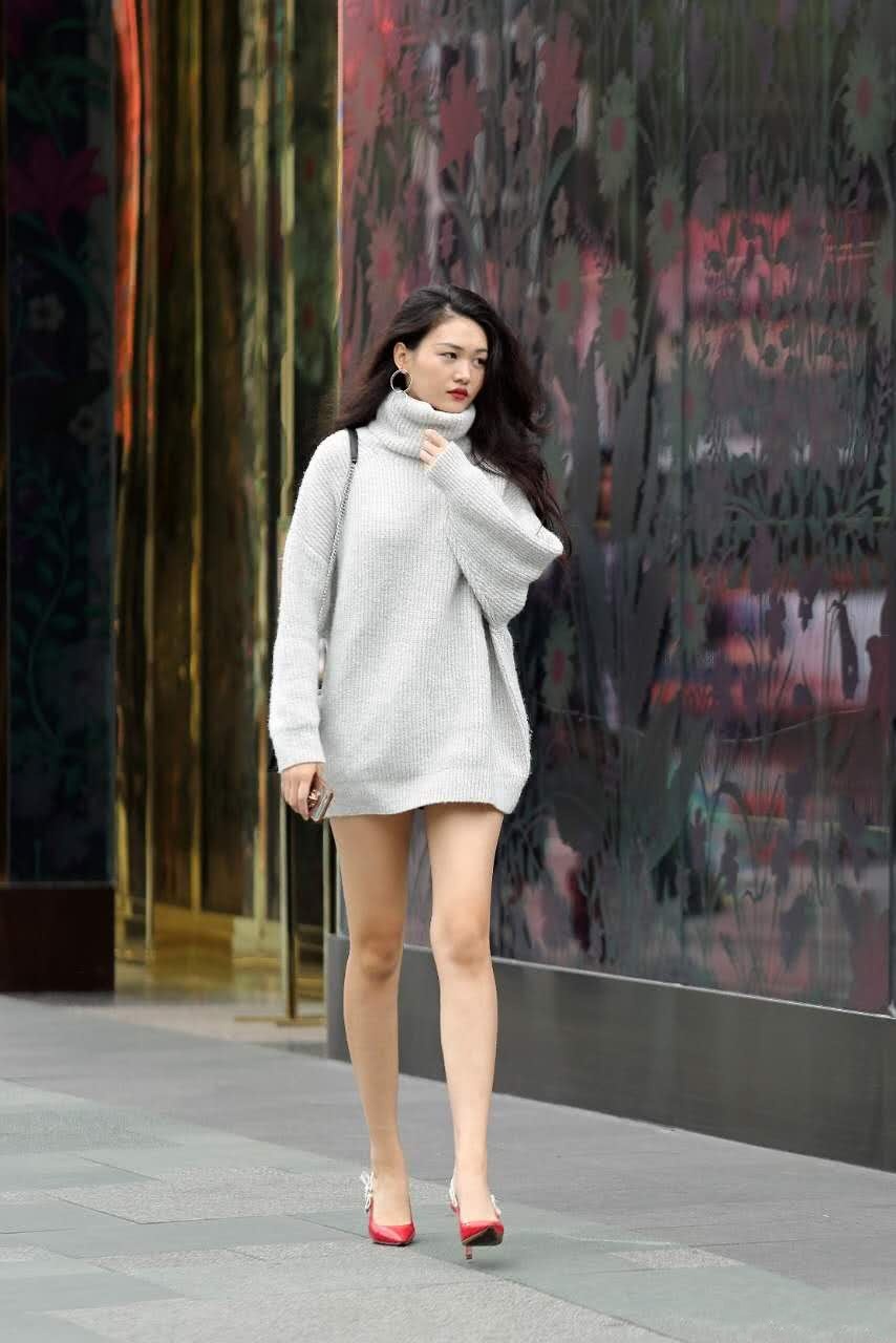 霸气小姐姐玩下体消失秀大长腿，大胆的穿搭我都替她捏把汗，小姐