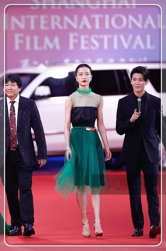当马苏和杜鹃同穿绿色抹胸裙，网友:不比不知道，一比吓一跳!
