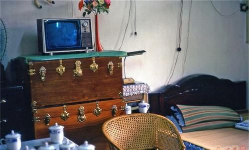  有钱人@1979年中国：图1是有钱人的家里，图5农民大伯带着鸭子乘