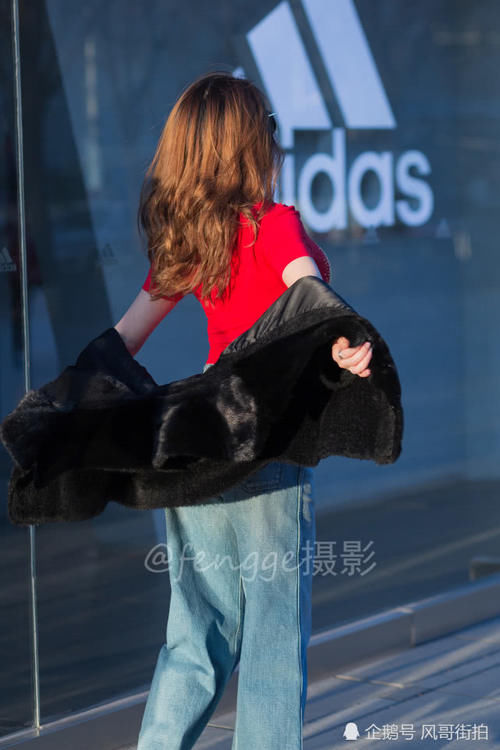  [身材劲爆]街拍：偶遇网红小姐姐拍抖音，身材曼妙颜值高，粉丝绝对少不了