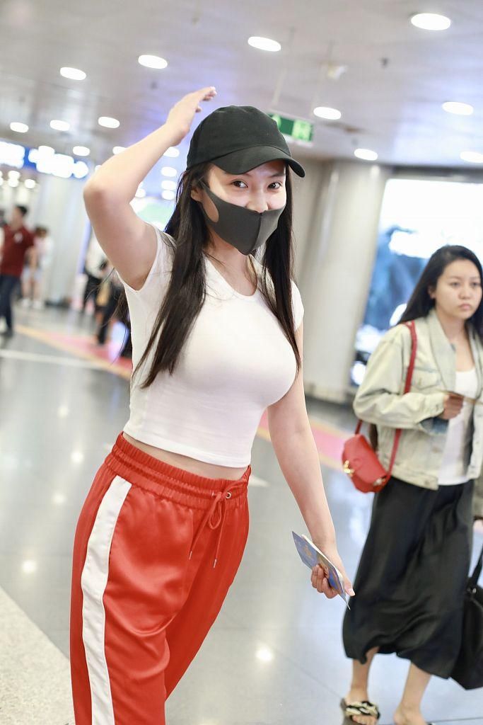 徐冬冬素颜现身机场，口罩掩面街头风十足，张开双臂放飞自我