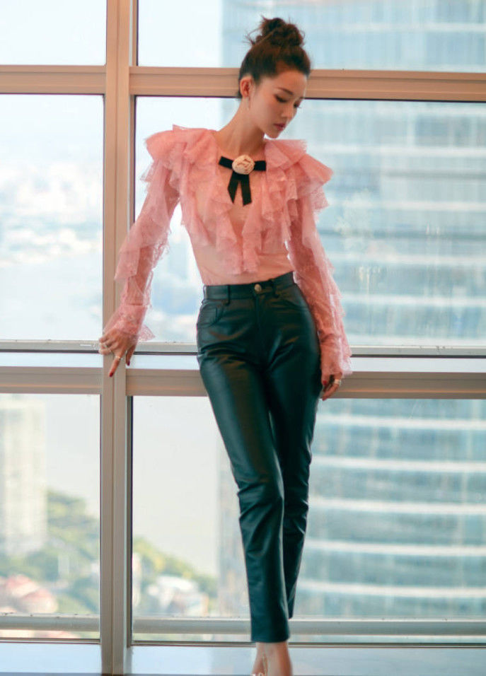 李沁太会穿了，把大妈皮裤穿成甜美少女，全靠一双美腿撑起来！