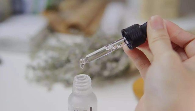  【好评】烟酰胺原液，很多网友好评，温和补水不油腻，用完肌肤白3个度