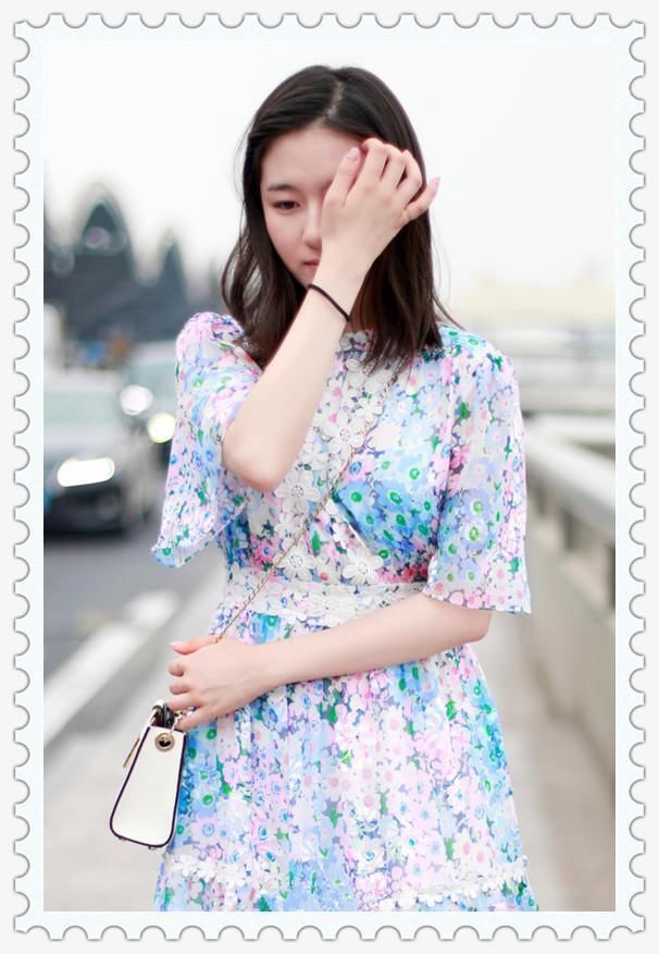 谁说关晓彤像大妈？同穿印花裙，明明是18岁的李兰迪更显老气！