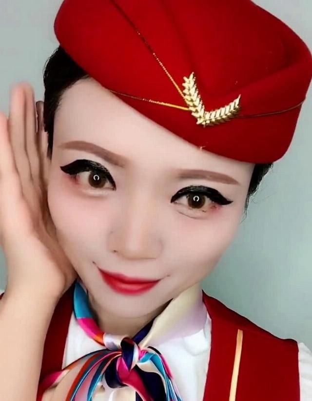  空姐@空姐画眼线被男朋友吐槽“画得太粗”，睁眼之后网友：没毛病