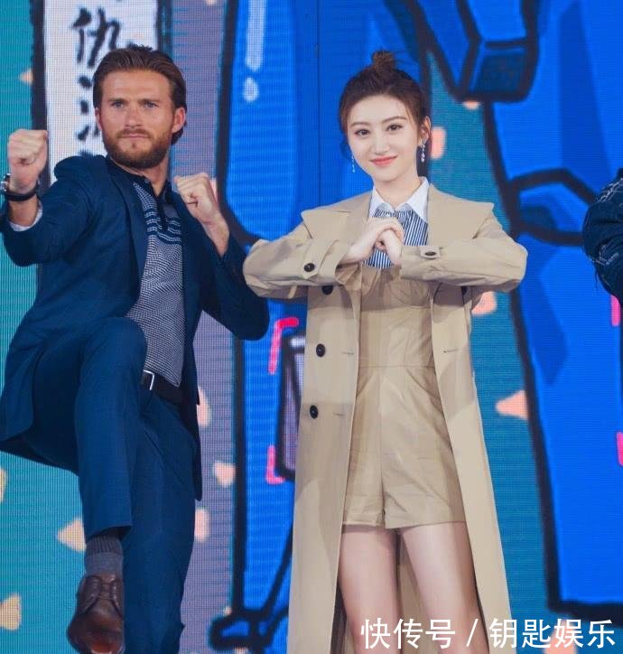 景甜衬衫怎么穿进去的, 有扣子不系非要搭件睡衣, 网友: 这叫潮流