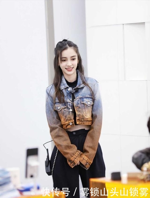  『穿搭』Angelababy火了，扎发造型配抹胸连衣裙苗条淑女，不像生过娃的人