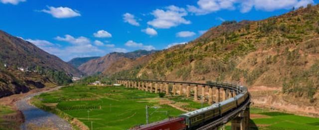 中国最特殊的大桥，桥下埋着一个人，所有火车经过都要鸣笛30秒！