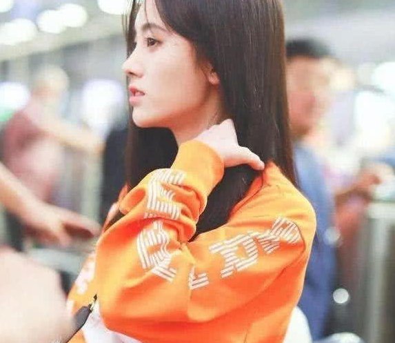 鞠婧祎出街只穿卫衣，光着下半身?网友:虽然不高，但这腿我是服气