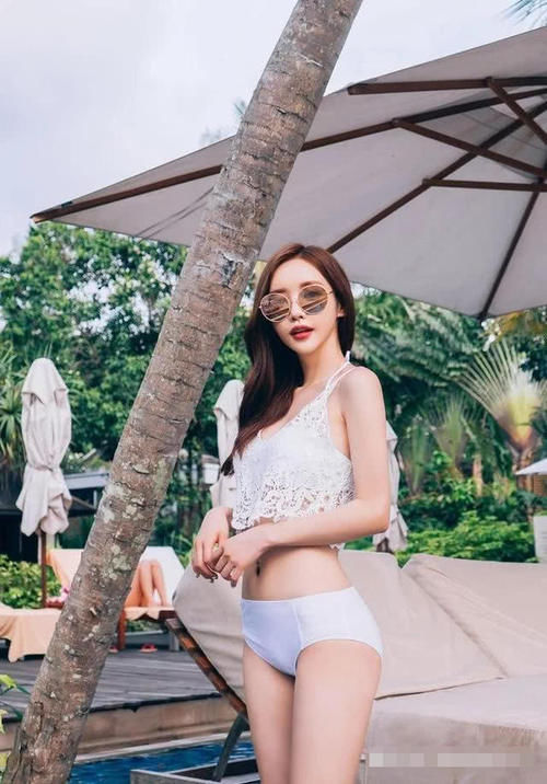 纯白蕾丝镂空修身比基尼泳衣,看起来高贵优雅,更有性感女人味