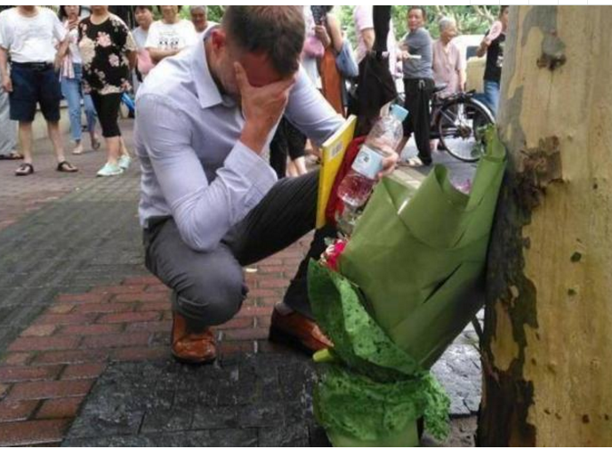 胡歌悼念砍人事件，被质疑炒作，网友:不懂就不要乱说