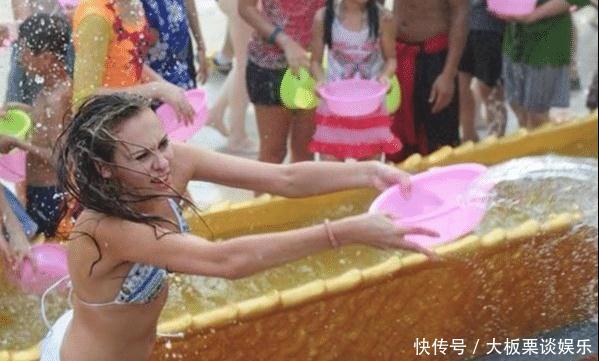 一眼误终身!乌克兰最“嗨”节日,美女互相泼水,男游客大饱眼福
