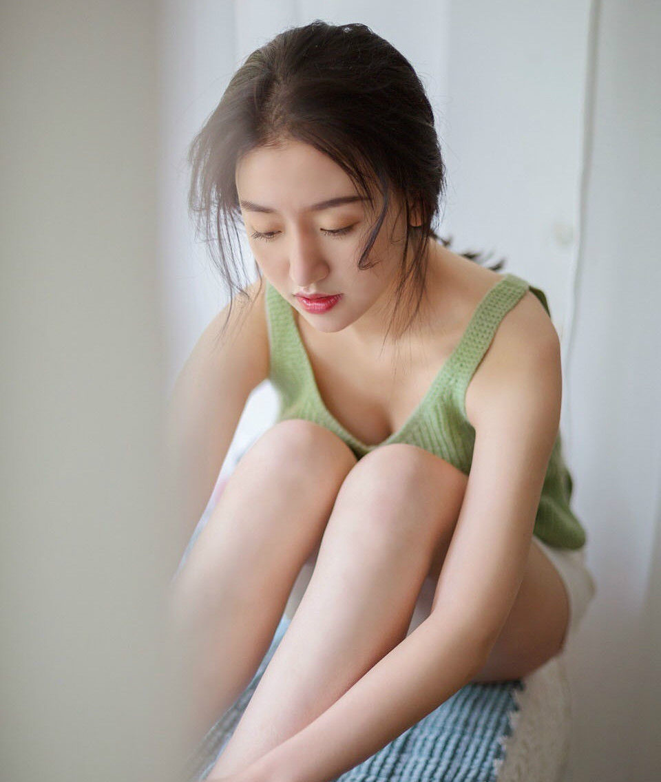 美女吊带超短裤白皙香肩美腿，美得让人垂涎