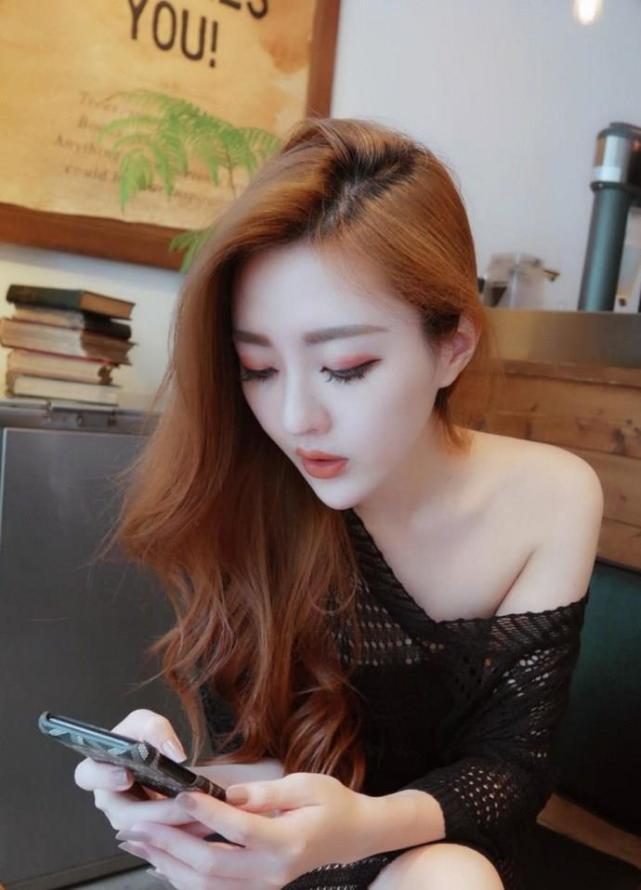 街拍：极具性感的小姐姐，给你带来不一样的视觉效果