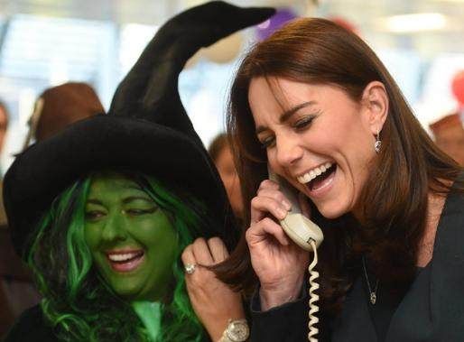 36岁的凯特王妃:深V裙大秀身材，最后一张走路姿势很霸气!