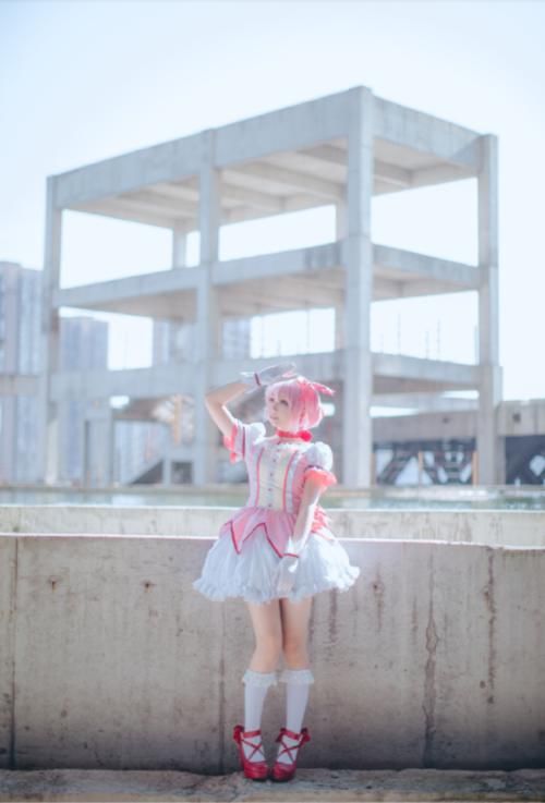 cos@本以为很女神，看到成品后告辞了，小萝莉穿10厘米高跟鞋COS