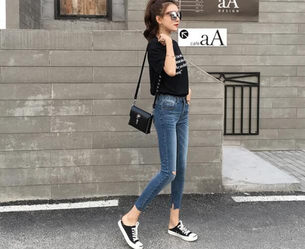 每日街拍：优雅高贵的牛仔裤小姐姐轻松打造迷人轮廓，耀眼夺目！