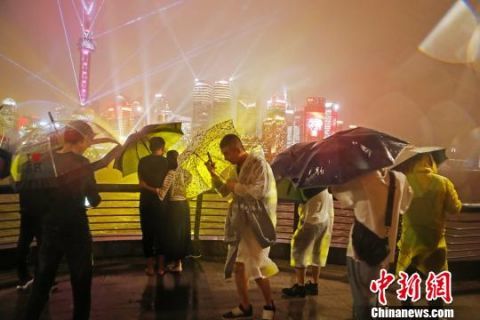 国庆夜上海灯光秀点燃夜空 游客冒雨观看