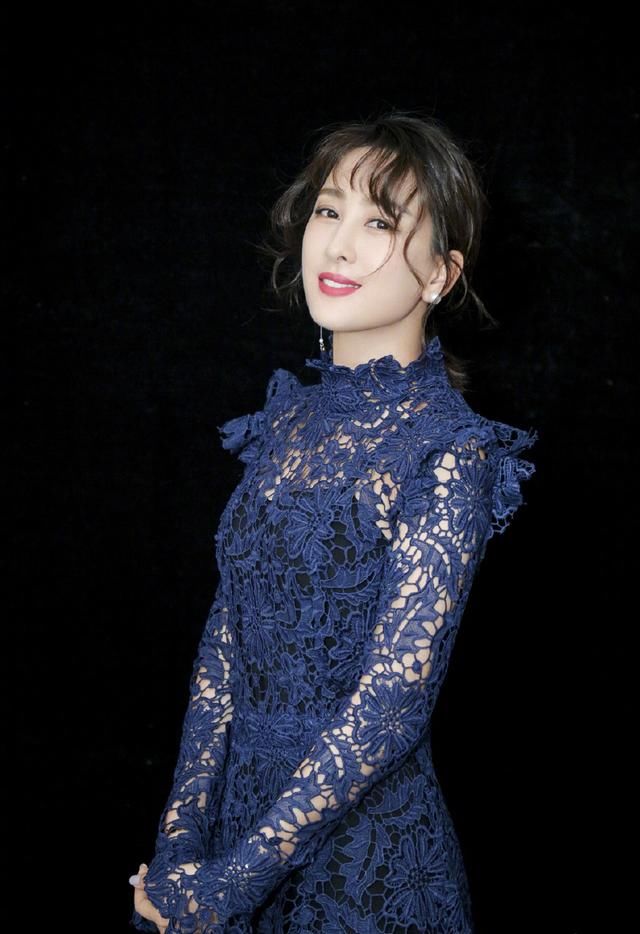 马苏身穿一袭蓝色镂空长裙端庄优雅，女神范儿十足，网友：美炸了