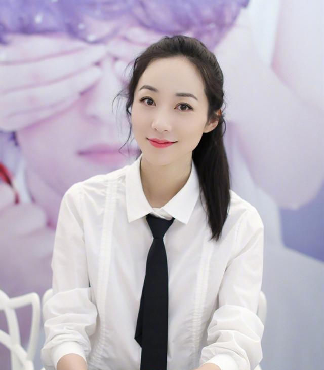  主角■白衬衫又成“单穿主角”!5月穿白衬衫出行,带来亮度与干净美感