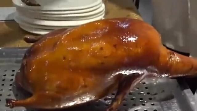 活鸭一只要50元，为什么烤鸭却卖18元，听完答案后，恍然大悟