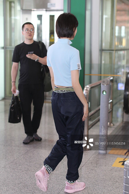 张俪机场秀马甲线和肚脐环，火辣身材看呆路人!