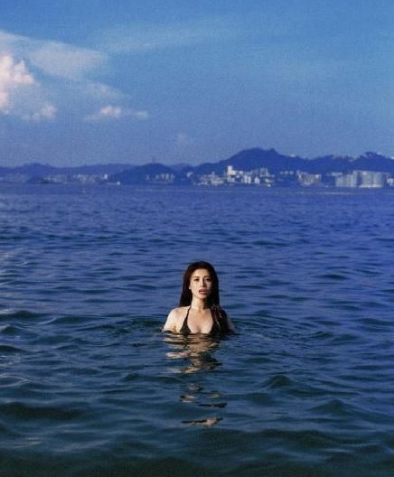  「度假」刘翔前妻复古港风写真，穿“泳装”秀饱满身材，度假风格随性潇洒