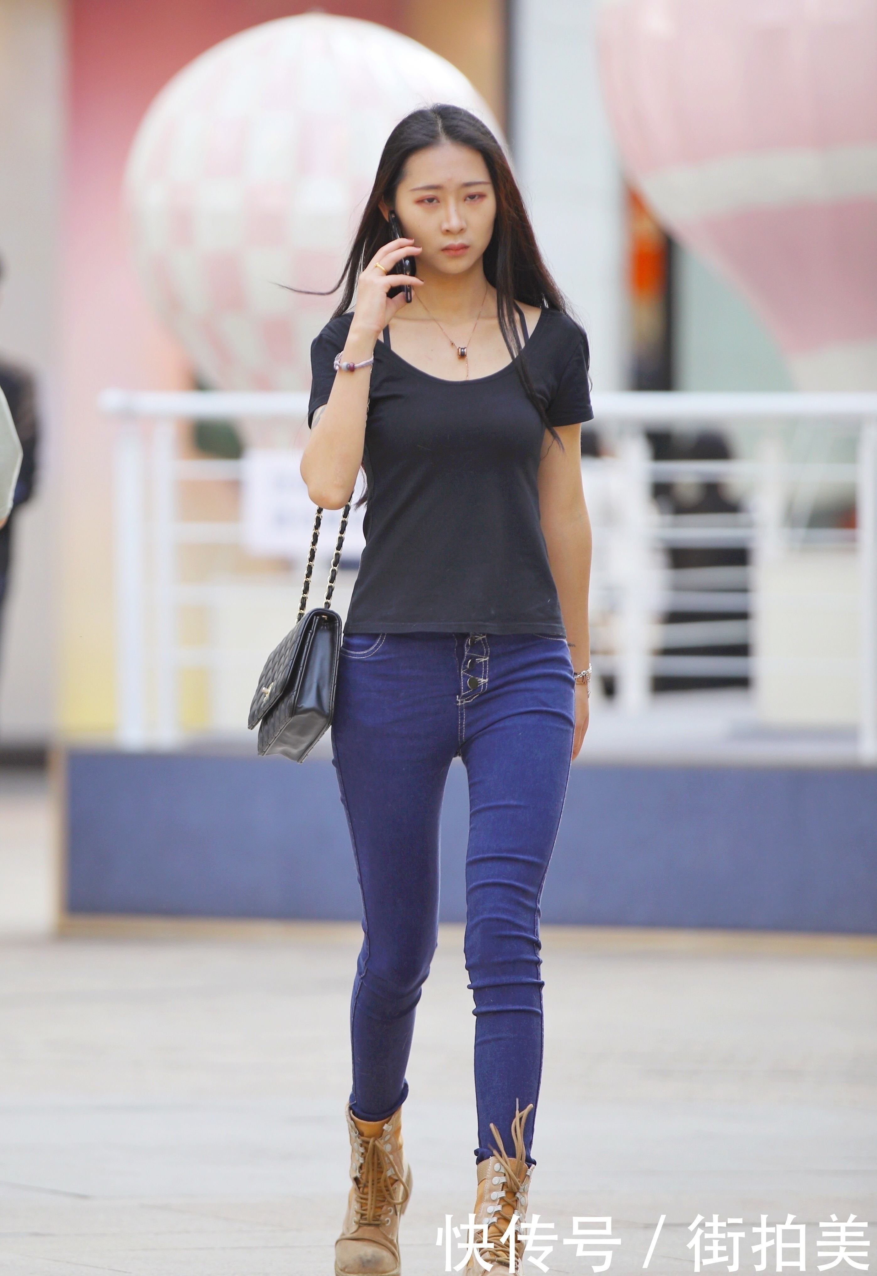街拍:黑色紧身短袖搭配深蓝色紧身牛仔裤,配马